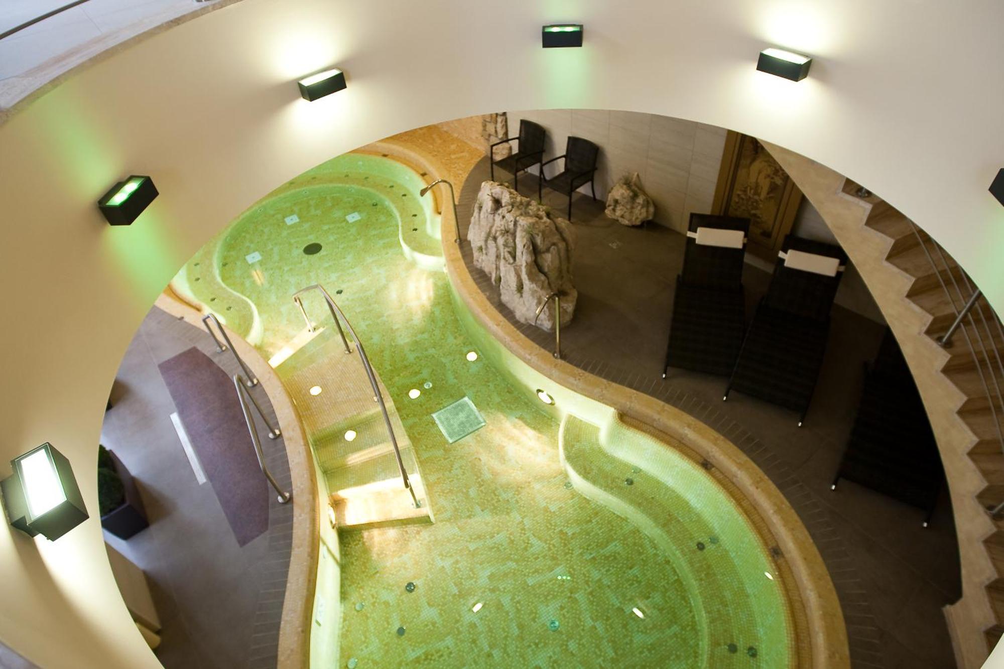 Belvaros Resort Apartman & Spa Székesfehérvár Exteriör bild